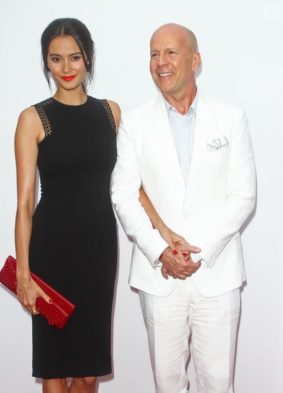 Elle décrit toutefois une communication de plus en plus difficile, le langage de l’acteur s’effaçant peu à peu.

Bruce Willis, Emma Heming - Premiere de "Red 2" a Westwood le 11 juillet 2013. FAMEFLYNET / BESTIMAGE