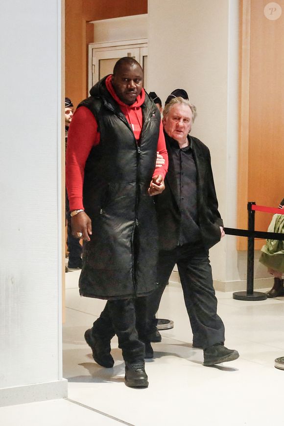 Gérard Depardieu à son procès pour agressions sexuelles sur deux femmes lors d'un tournage de film en 2021, au tribunal correctionnel de Paris, France, le 27 mars 2025. Depardieu, 76 ans, qui a réalisé plus de 200 films et séries télévisées, a été accusé de comportement inapproprié par une vingtaine de femmes, mais c'est la première affaire à être jugée. Les deux plaignantes - Amélie, 54 ans, décoratrice, et Sarah (nom modifié), 34 ans, assistante réalisatrice - allèguent une agression sexuelle lors du tournage en 2021 de « Les Volets Verts » du réalisateur Jean Becker. © Christophe Clovis/Bestimage