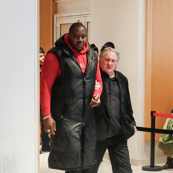 Gérard Depardieu à son procès pour agressions sexuelles sur deux femmes lors d'un tournage de film en 2021, au tribunal correctionnel de Paris, France, le 27 mars 2025. Depardieu, 76 ans, qui a réalisé plus de 200 films et séries télévisées, a été accusé de comportement inapproprié par une vingtaine de femmes, mais c'est la première affaire à être jugée. Les deux plaignantes - Amélie, 54 ans, décoratrice, et Sarah (nom modifié), 34 ans, assistante réalisatrice - allèguent une agression sexuelle lors du tournage en 2021 de « Les Volets Verts » du réalisateur Jean Becker. © Christophe Clovis/Bestimage