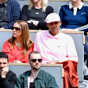 Stromae et sa femme Coralie sont vus dans les gradins de Roland Garros le 08 juin 2025 à Paris, France. ©ABACAPRESS.COM