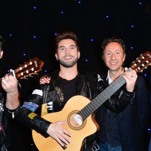 Kendji Girac, Stéphane Bern et Nikos Aliagas aux côtés de la statue de Kendji Girac au musée Grévin à Paris, le 8 mars 2017. © Guirec Coadic/Bestimage