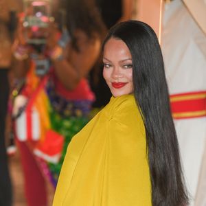 Mumbai, INDE Rihanna a illuminé la salle dans un ensemble jaune saisissant lors du lancement de Fenty Beauty à Mumbai. La magnat de la beauté a associé son look à des cheveux lisses à la taille, à des bijoux voyants et à un rouge à lèvres audacieux, attirant ainsi l'attention lors de cet événement très attendu.



Sur la photo : Rihanna