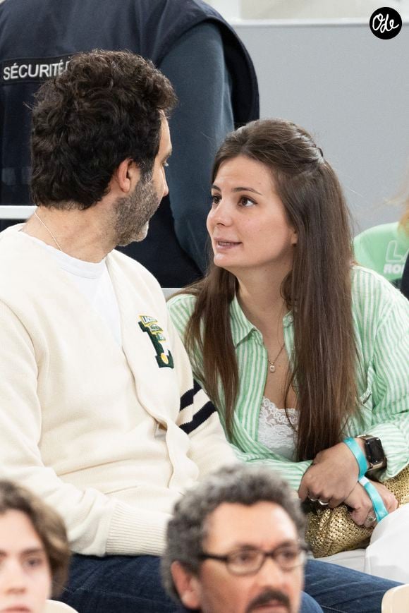 Mathieu Madénian et sa compagne Olivia Madénian dans les tribunes lors des Internationaux de France de Tennis de Roland Garros 2025. Paris, le 28 mai 2025. © Moreau / Jacovides / Bestimage