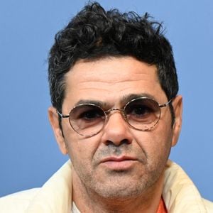 Alors qu'il possède diverses activités et notamment un restaurant, le comédien n'hésite pas à guider sa fille à travers les chemins fascinants de la curiosité. 

Jamel Debbouze à L'Alpe d'Huez, France, le 22 janvier 2026. Photo par Mireille Ampilhac/ABACAPRESS.COM