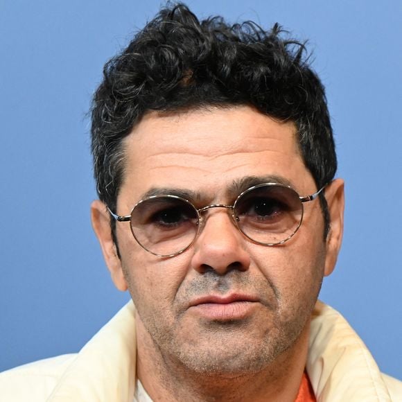 Alors qu'il possède diverses activités et notamment un restaurant, le comédien n'hésite pas à guider sa fille à travers les chemins fascinants de la curiosité. 

Jamel Debbouze à L'Alpe d'Huez, France, le 22 janvier 2026. Photo par Mireille Ampilhac/ABACAPRESS.COM