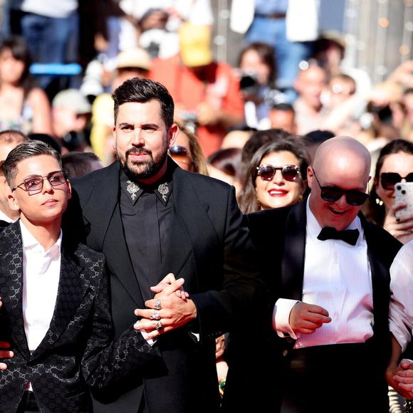 Clovis Cornillac, Artus, Alice Belaidi et l'équipe du film "Un p'tit truc en plus" - Montée des marches du film "Le comte de Monte-Cristo" lors du 77ème Festival International du Film de Cannes, au Palais des Festivals à Cannes. Le 22 mai 2024. © Jacovides-Moreau / Bestimage