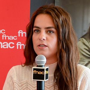 La fille d'Alain Delon profite d'un repos estival en bord de mer et sur ses réseaux sociaux, elle a choisi de partager quelques instants de son séjour, dévoilant avec subtilité l'identité de son nouveau compagnon.

Exclusif -  A l'occasion du 78ème Festival International du Film de Cannes et dans le cadre de la 21ème edition de "Cannes fait le Mur ", Anouchka Delon, le Humann Prize et la Mairie de Cannes s'unissent à la FNAC pour rendre un hommage à l illustre acteur français Alain Delon à travers une exposition de photos "Delon & Elles" dans toute la ville de Cannes le 15 mai 2025. © Lionel Urman/Bestimage