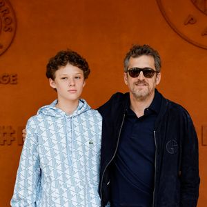 Guillaume Canet et son fils Marcel au village lors des Internationaux de France de Tennis de Roland Garros 2025, à Paris, France, le 8 juin 2025. © Cyril Moreau/Bestimage
