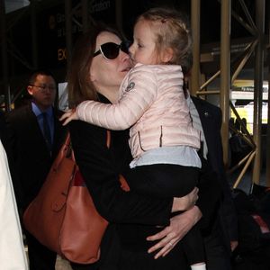 Carla Bruni porte sa fille Giulia Sarkozy alors qu'elles prennent leur vol de départ de LAX. Los Angeles, Californie - mercredi 27 avril 2016. Photographie : © /PCN/ABACAPRESS.COM