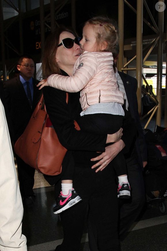 Carla Bruni porte sa fille Giulia Sarkozy alors qu'elles prennent leur vol de départ de LAX. Los Angeles, Californie - mercredi 27 avril 2016. Photographie : © /PCN/ABACAPRESS.COM