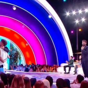 Aïmed faisant ses adieux aux autres candidats dans la Maison des Secrets lors de la demi-finale de "Secret Story" ce jeudi 31 juillet 2025 (Capture d'écran TFX)