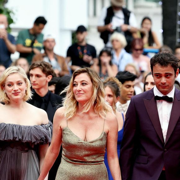 Louis Garrel, Nadia Tereszkiewcz, Valeria Bruni Tedeschi, Sofiane Bennacer, Clara Bretheau - Montée des marches du film « Les Amandiers » lors du 75ème Festival International du Film de Cannes. Le 22 mai 2022 © Dominique Jacovides / Bestimage