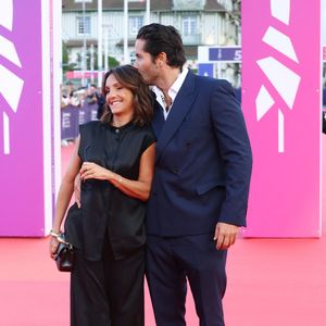 Le restaurant, situé face aux îles d’Or, propose également une plage privée et une ambiance conviviale au bord de l’eau.

Florence Foresti et son compagnon Alexandre Kominek à la premiere du film 'Nouvelle Vague' lors du 51éme Festival du cinema Américain de Deauville le 12 Septembre 2025.

© Denis Guignebourg/Bestimage