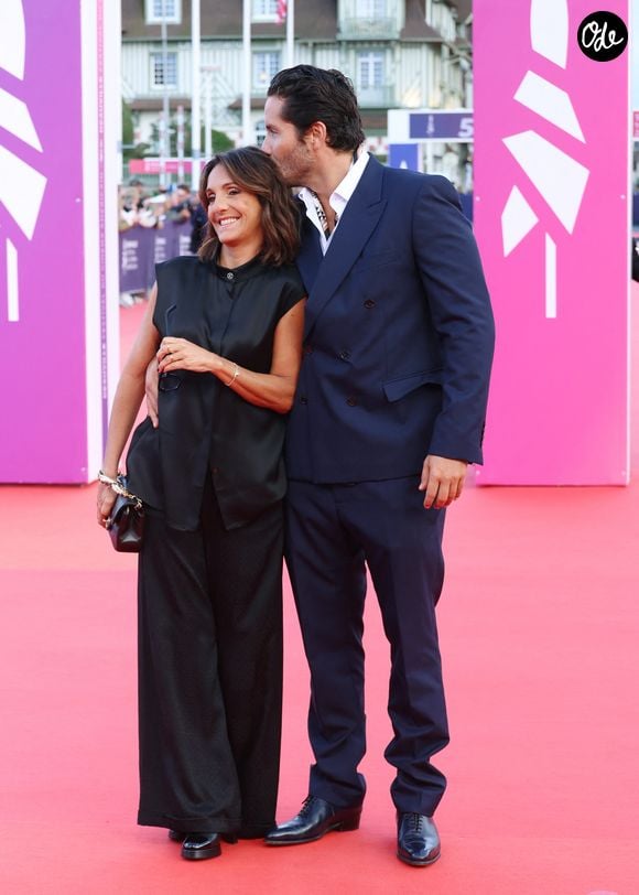 Le restaurant, situé face aux îles d’Or, propose également une plage privée et une ambiance conviviale au bord de l’eau.

Florence Foresti et son compagnon Alexandre Kominek à la premiere du film 'Nouvelle Vague' lors du 51éme Festival du cinema Américain de Deauville le 12 Septembre 2025.

© Denis Guignebourg/Bestimage