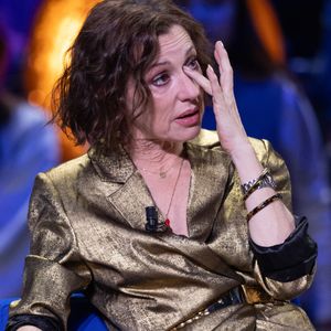 Elle apprécie surtout le calme de la banlieue : "J'aime les grandes villes comme Paris mais pour créer une vie de famille, c'est plus compliqué. Ici, je peux aller au marché."

Exclusif - Tina Arena lors de l'enregistrement de l'émission "La Boîte à secrets", présentée par F.Bollaert et diffusée le 23 janvier sur France 3, dans les studios du Lendit à Saint-Denis, France, le 16 décembre 2025. © Cyril Moreau/Bestimage