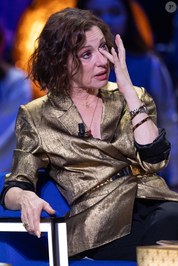 Elle apprécie surtout le calme de la banlieue : "J'aime les grandes villes comme Paris mais pour créer une vie de famille, c'est plus compliqué. Ici, je peux aller au marché."

Exclusif - Tina Arena lors de l'enregistrement de l'émission "La Boîte à secrets", présentée par F.Bollaert et diffusée le 23 janvier sur France 3, dans les studios du Lendit à Saint-Denis, France, le 16 décembre 2025. © Cyril Moreau/Bestimage
