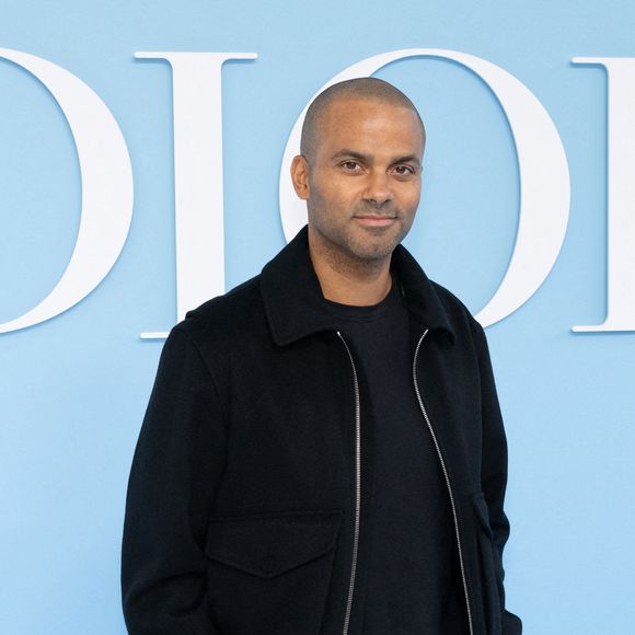 Josh, 12 ans, ne joue pas au basket

Tony Parker assiste au défilé Christian Dior Femme Printemps-Été 2025 dans le cadre de la Fashion Week de Paris, le 24 septembre 2024 à Paris, en France. Photo : Laurent Zabulon/ABACAPRESS.COM