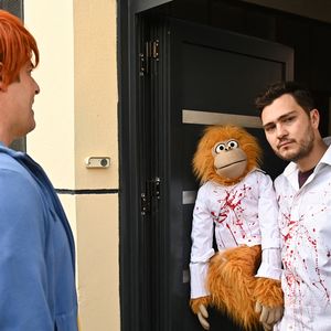 Exclusif - Arnaud Ducret et Jeff  Panacloc - Tournage de la fiction inédite "Arnaud Ducret dans tous ses états" - Séquence  BPI / "Bas Potentiel Intellectuel" - Diffusion sur TF1 le 16 août  - à Arceuil, France, le 12 mai 2022.
TF1 offre à ses téléspectateurs une soirée événementielle autour d’un artiste : une carte blanche à Arnaud Ducret qui a imaginé et conçu ce show avec les équipes de DMLS TV.

Une émission totalement inédite et innovante qui mêle à la fois du one man show et de la fiction dans laquelle les invités se dépassent et nous surprennent.

De nombreuses surprises vont se succéder tout au long du programme, un mélange étonnant et détonnant entre des sketchs sur la scène installée sur les plages du Mourillon à Toulon et des fictions parodiques.
Une soirée familiale, estivale et pleine d’humour à ne surtout pas manquer ! © Guillaume Gaffiot/Bestimage