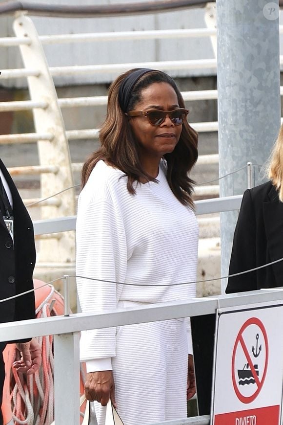Oprah Winfrey, 

Venise, ITALIE - Oprah Winfrey et Gayle King ont été aperçues à leur arrivée à l’aéroport de Venise, prêtes à assister au très attendu mariage de Jeff Bezos et Lauren Sánchez. Leur arrivée élégante marque une nouvelle présence de marque parmi les célébrités attendues pour cet événement ultra glamour. Le 26 juin 2025. Backgrid UK/ Bestimage

Sur la photo : Oprah Winfrey, Gayle King