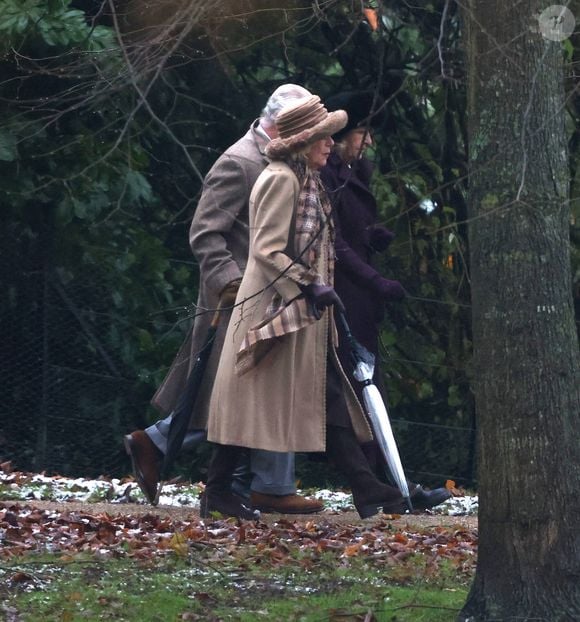 Le roi Charles III d'Angleterre et Camilla Parker Bowles, reine consort d'Angleterre assistent au service du dimanche à l'église Sainte-Marie-Madeleine de Sandringham, Norfolk, Royaume-Uni, le 3 décembre 2023.