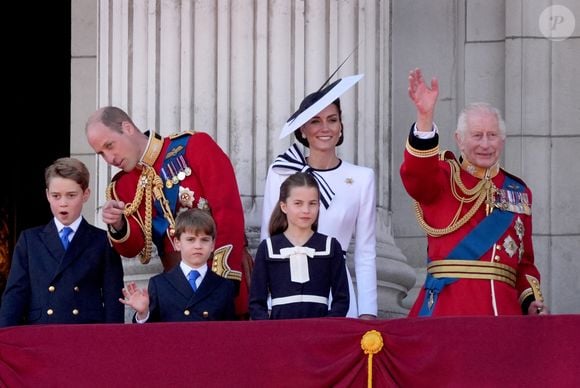 Le prince et la princesse de Galles avec leurs enfants, le prince George, le prince Louis et la princesse Charlotte, et le roi Charles III sur le balcon du palais de Buckingham, à Londres, après la cérémonie de la montée des couleurs dans le centre de Londres, alors que le roi Charles célèbre son anniversaire officiel, le samedi 15 juin 2024.