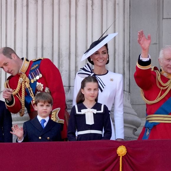 Le prince et la princesse de Galles avec leurs enfants, le prince George, le prince Louis et la princesse Charlotte, et le roi Charles III sur le balcon du palais de Buckingham, à Londres, après la cérémonie de la montée des couleurs dans le centre de Londres, alors que le roi Charles célèbre son anniversaire officiel, le samedi 15 juin 2024.