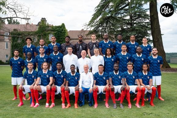 Les joueurs de l'équipe de France de football posent au centre d'entraînement de la Fédération française de football (FFF) à Clairefontaine-en-Yvelines, en France, le 5 juin 2026. Mike Maignan (AC Milan) Robin Risser (RC Lens) Brice Samba (Stade Rennais), Lucas Digne (Aston Villa) Malo Gusto (Chelsea) Lucas Hernández (Paris Saint-Germain) Théo Hernández (Al-Hilal), Ibrahima Konaté (Liverpool FC), Jules Koundé (FC Barcelone), Maxence Lacroix (Crystal Palace), William Saliba (Arsenal), Dayot Upamecano (Bayern Munich), N'Golo Kanté (Fenerbahçe) Manu Koné (AS Rome) Adrien Rabiot (AC Milan) Aurélien Tchouaméni (Real Madrid) Warren Zaïre-Emery (Paris Saint-Germain), Maghnes Akliouche (AS Monaco) Bradley Barcola (Paris Saint-Germain) Rayan Cherki (Manchester City) Ousmane Dembélé (Paris Saint-Germain) Désiré Doué (Paris Saint-Germain) Jean-Philippe Mateta (Crystal Palace) Kylian Mbappé (Real Madrid) Michael Olise (Bayern Munich) Marcus Thuram (Inter Milan). © Simon Morcel/FFF via Bestimage