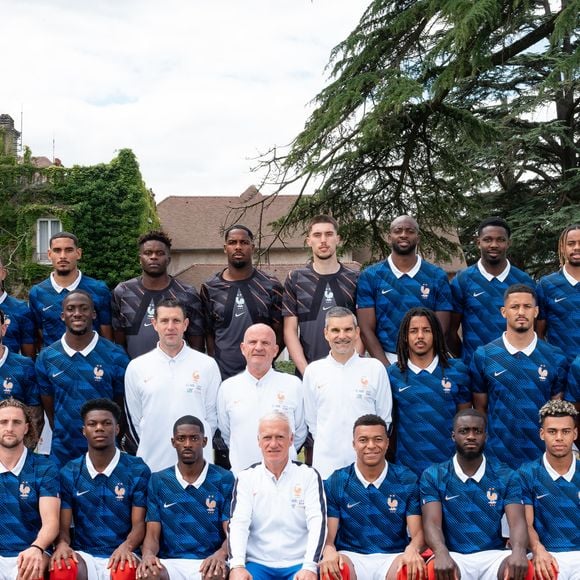 Les joueurs de l'équipe de France de football posent au centre d'entraînement de la Fédération française de football (FFF) à Clairefontaine-en-Yvelines, en France, le 5 juin 2026. Mike Maignan (AC Milan) Robin Risser (RC Lens) Brice Samba (Stade Rennais), Lucas Digne (Aston Villa) Malo Gusto (Chelsea) Lucas Hernández (Paris Saint-Germain) Théo Hernández (Al-Hilal), Ibrahima Konaté (Liverpool FC), Jules Koundé (FC Barcelone), Maxence Lacroix (Crystal Palace), William Saliba (Arsenal), Dayot Upamecano (Bayern Munich), N'Golo Kanté (Fenerbahçe) Manu Koné (AS Rome) Adrien Rabiot (AC Milan) Aurélien Tchouaméni (Real Madrid) Warren Zaïre-Emery (Paris Saint-Germain), Maghnes Akliouche (AS Monaco) Bradley Barcola (Paris Saint-Germain) Rayan Cherki (Manchester City) Ousmane Dembélé (Paris Saint-Germain) Désiré Doué (Paris Saint-Germain) Jean-Philippe Mateta (Crystal Palace) Kylian Mbappé (Real Madrid) Michael Olise (Bayern Munich) Marcus Thuram (Inter Milan). © Simon Morcel/FFF via Bestimage