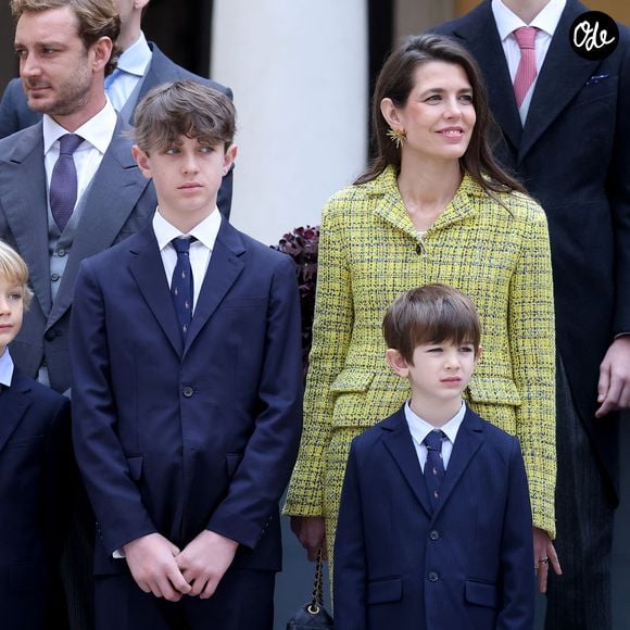No Tabloïds - Pierre Casiraghi, Charlotte Casiraghi et ses enfants Raphaël Elmaleh, Balthazar Rassam - La famille princière monégasque dans la cour d'honneur du palais lors de la fête nationale à Monaco le 19 novembre 2025. © Dominique Jacovides - Bruno Bebert / Bestimage