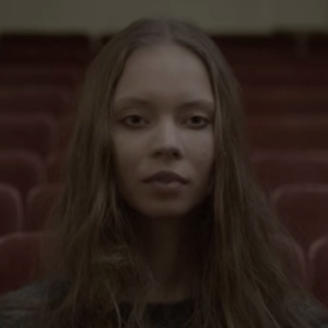 Sasha a fondé une école alternative hors contrat baptisée Les Petites Ruches.

La sublime Sasha Bogdanov, dans son premier clip Mississippi Blues.