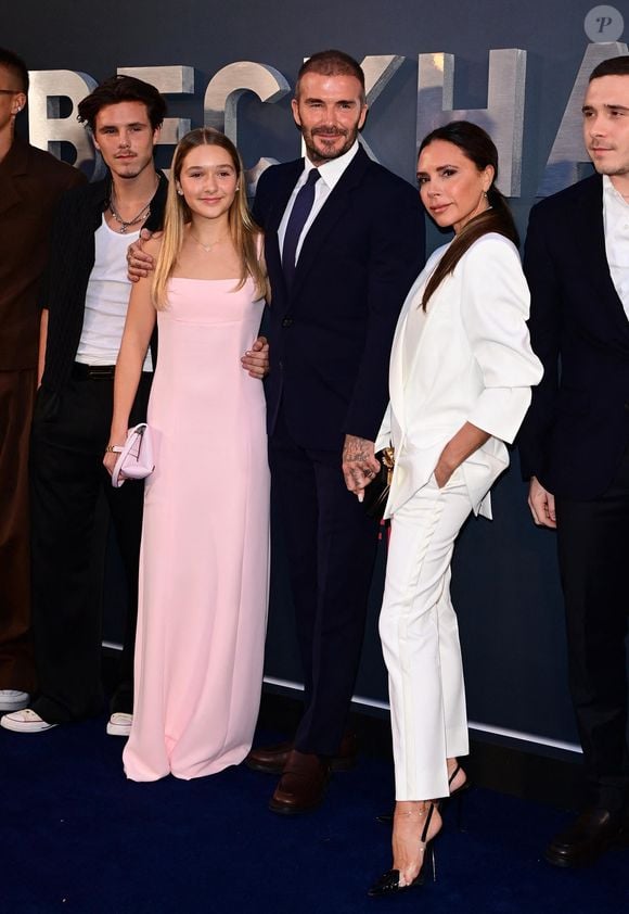 Romeo, Cruz, Harper, David, Victoria et Brooklyn Beckham à l'avant-première Netflix de la série documentaire 'Beckham' à Londres, le 3 octobre 2023. Backgrid UK/ Bestimage