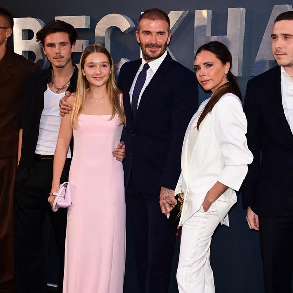 Romeo, Cruz, Harper, David, Victoria et Brooklyn Beckham à l'avant-première Netflix de la série documentaire 'Beckham' à Londres, le 3 octobre 2023. Backgrid UK/ Bestimage