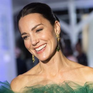 Kate Middleton, devenue princesse de Galles, attire l’attention autant par son rôle public que par sa silhouette toujours impeccable. 

Le prince William, duc de Cambridge et Catherine (Kate) Middleton, duchesse de Cambridge, assistent au dîner du gouverneur général à King's House à Kingston lors de leur voyage officiel en Jamaique. Backgrid UK/ Bestimage