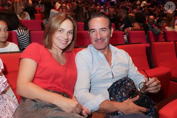 Il affirme ne tourner qu’un film par an en moyenne, un choix assumé pour privilégier sa famille et des projets qui lui tiennent vraiment à cœur.

Nathalie Pechalat et Jean Dujardin à la représentation exceptionnelle du spectacle musical "Sur la route Enchantée" de Chantal Goya au Palais des Congrès de la Porte Maillot à Paris

© Jack Tribeca / Bestimage