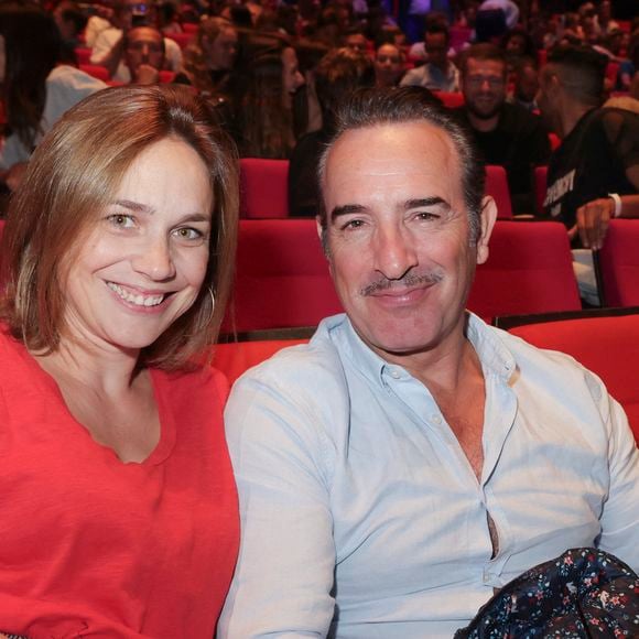 Il affirme ne tourner qu’un film par an en moyenne, un choix assumé pour privilégier sa famille et des projets qui lui tiennent vraiment à cœur.

Nathalie Pechalat et Jean Dujardin à la représentation exceptionnelle du spectacle musical "Sur la route Enchantée" de Chantal Goya au Palais des Congrès de la Porte Maillot à Paris

© Jack Tribeca / Bestimage