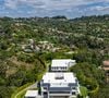Située sur les hauteurs de Beverly Hills, la propriété est en vente 50 millions d'euros.

L’ancienne propriété de Ben Affleck et Jennifer Lopez à Beverly Hills s’étend sur près de deux hectares. La résidence compte 12 chambres, 24 salles de bains, une piscine à débordement, un vaste complexe sportif et un garage pouvant accueillir 12 voitures. Crédit photo : Simon Berlyn.