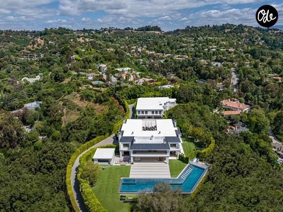 Située sur les hauteurs de Beverly Hills, la propriété est en vente 50 millions d'euros.

L’ancienne propriété de Ben Affleck et Jennifer Lopez à Beverly Hills s’étend sur près de deux hectares. La résidence compte 12 chambres, 24 salles de bains, une piscine à débordement, un vaste complexe sportif et un garage pouvant accueillir 12 voitures. Crédit photo : Simon Berlyn.