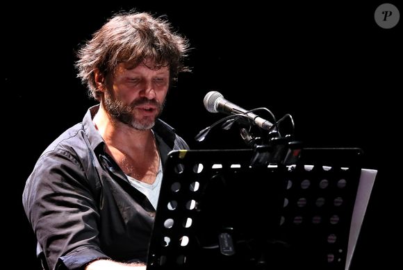 Exclusif - Bertrand Cantat (ex-membre du groupe "Noir Désir" et actuel membre du groupe "Détroit") fait une pause dans sa carrière musicale et se lance dans une tournée de lecture de textes poétiques avec deux musiciens autour de lui. Cenon, le 22 septembre 2016.
© Patrick Bernard/ Bestimage