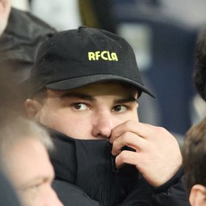 Antoine Dupont en tribunes lors du match de football Ligue 1 Uber Eats opposant le Paris Saint-Germain (PSG) au LOSC Lille (4-1) au Parc des Princes à Paris, France, le 1er mars 2025. © Cyril Moreau/Bestimage