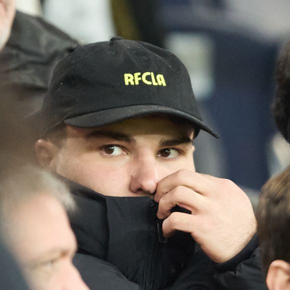 Antoine Dupont en tribunes lors du match de football Ligue 1 Uber Eats opposant le Paris Saint-Germain (PSG) au LOSC Lille (4-1) au Parc des Princes à Paris, France, le 1er mars 2025. © Cyril Moreau/Bestimage