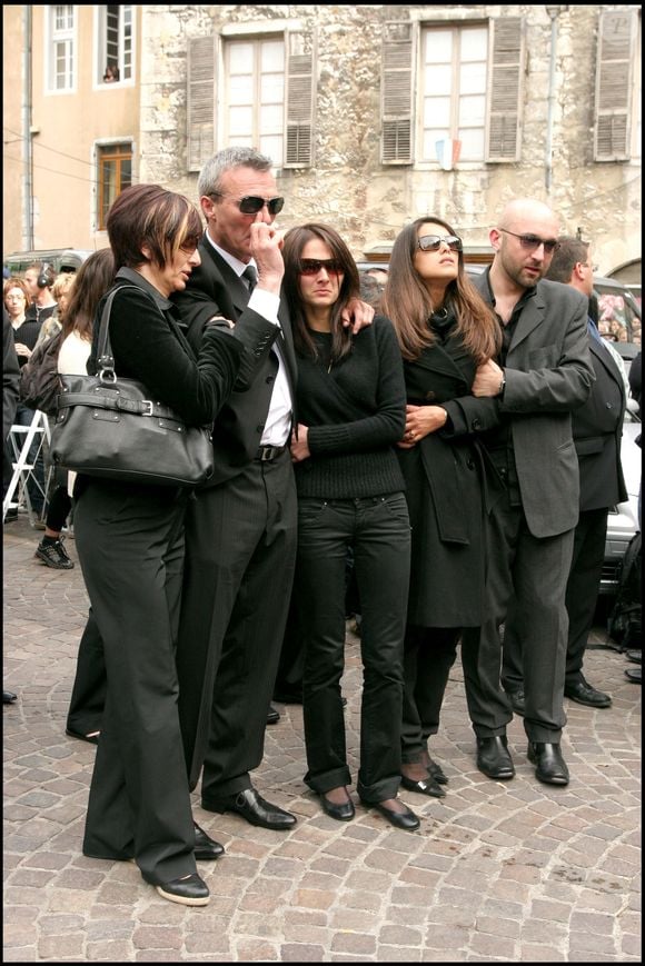 Les parents de Grégory Lemarchal, sa soeur Leslie et Karine Ferri aux obsèques à Chambéry