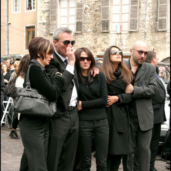 Les parents de Grégory Lemarchal, sa soeur Leslie et Karine Ferri aux obsèques à Chambéry