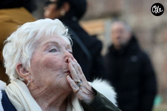Ce livre de 304 pages dévoile des anecdotes inédites sur sa vie et son parcours artistique.

Line Renaud - Line Renaud, 97 ans, a inauguré un jardin public qui porte son nom, à Lille, France, le mercredi 17 décembre 2025. © Claude Dubourg/Bestimage
