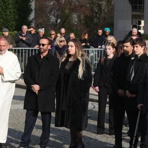 Michel Ferracci et Milla Savarese, la fille d'Emilie Dequenne quittant les funérailles de l'actrice belge Emilie Dequenne au crématorium du cimetière du Père Lachaise à Paris, France, le 26 mars 2025. Emilie Dequenne, qui avait remporté le prix de la meilleure actrice au Festival de Cannes en 1999 pour son premier rôle dans le film Rosetta des Dardenne, est décédée à l'âge de 43 ans des suites d'un cancer rare des glandes surrénales. Photo by Jerome Domine/ABACAPRESS.COM