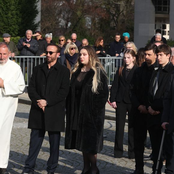 Michel Ferracci et Milla Savarese, la fille d'Emilie Dequenne quittant les funérailles de l'actrice belge Emilie Dequenne au crématorium du cimetière du Père Lachaise à Paris, France, le 26 mars 2025. Emilie Dequenne, qui avait remporté le prix de la meilleure actrice au Festival de Cannes en 1999 pour son premier rôle dans le film Rosetta des Dardenne, est décédée à l'âge de 43 ans des suites d'un cancer rare des glandes surrénales. Photo by Jerome Domine/ABACAPRESS.COM