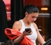 Fidèle à son style casual chic, la jeune femme portait un jean EB (environ 250 euros), un débardeur blanc Guizio (environ 32 euros) 

Exclusif - Kylie Jenner est élégante et prête pour le match des Knicks avec une veste en cuir orange. Mai 2026 New York Backgrid USA / Bestimage