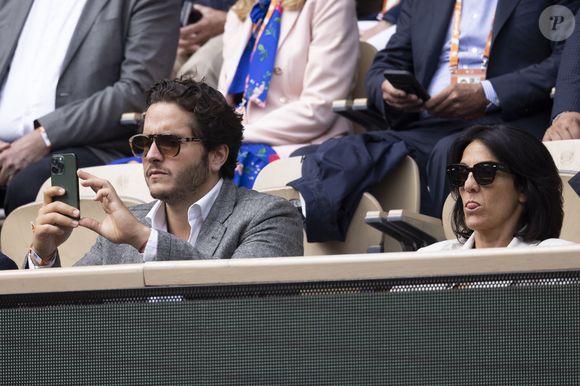 Florence Foresti et son compagnon Alexandre Kominek - People dans les tribunes lors des Internationaux de France de Tennis de Roland Garros 2022 à Paris le 29 mai 2022. © Cyril Moreau/Bestimage
