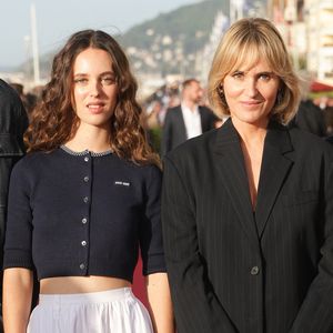 Elle reconnaît que les portes "se sont ouvertes plus facilement" grâce à son environnement familial.

Tess Barthélemy et Judith Godrèche - Arrivées des personnalités sur le tapis rouge lors de la 40ème édition du Festival de Cabourg "Journées romantiques" le 13 juin 2026. © Coadic Guirec / Bestimage