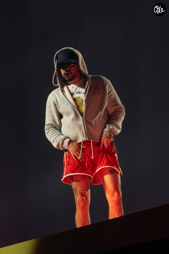 Bad Bunny se produit lors de la première nuit de sa série de concerts à Paris, attirant une foule nombreuse au lieu de l'événement dans la capitale française.  Backgrid UK/ Bestimage