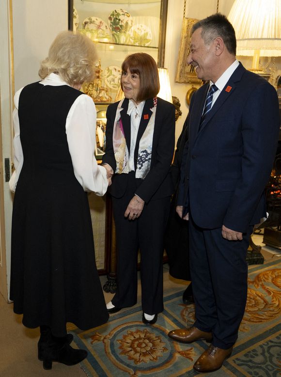La reine Camilla (à gauche) reçoit Madame Gisèle Pelicot (au centre) et Jean-Loup Agopian (à droite) lors d'une audience à Clarence House à Londres. Date de la photo : lundi 23 février 2026.
Aaron Chown/PA Wire : Aaron Chown/PA Wire